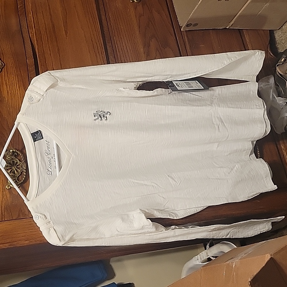 Lions Crest by English Laundry Men’s Long Sleeve V-Neck Shirt M White